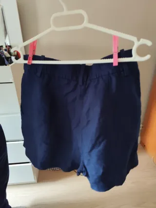 Blusa beige y pantalón corto azul