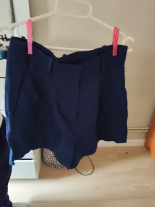 Blusa beige y pantalón corto azul
