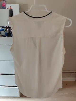 Blusa beige y pantalón corto azul