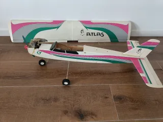 Avión aeromodelismo antiguo
