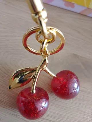 Llavero Charm de Cerezas Rojas Brillantes
