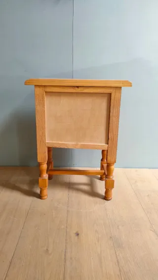 Mesita de madera de pino para restaurar