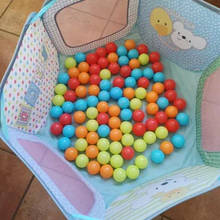Parque infantil con 100 bolas
