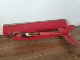 Avión aeromodelismo antiguo rojo