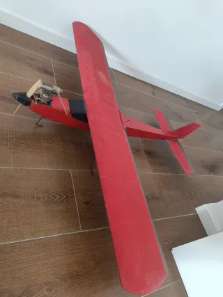Avión aeromodelismo antiguo rojo