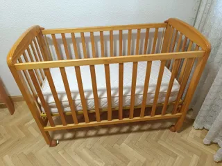 Cuna de bebé de madera con colchón