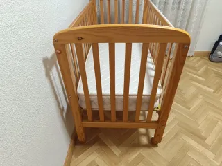 Cuna de bebé de madera con colchón