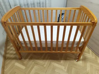 Cuna de bebé de madera con colchón