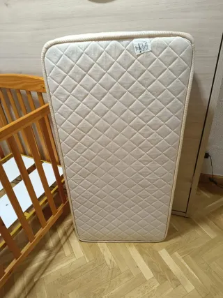 Cuna de bebé de madera con colchón