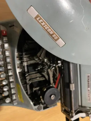 Máquina de escribir Olivetti Lexicon 80