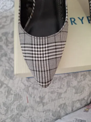 Zapatos de salón cuadros blanco y negro