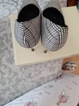 Zapatos de salón cuadros blanco y negro
