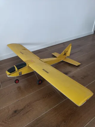 Avión aeromodelismo antiguo amarillo