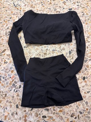 Conjunto deportivo S: top manga larga y mallas