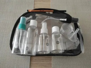 Neceser con botes de viaje