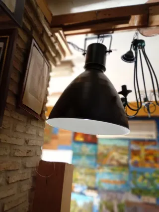 Lámpara colgante negra metal y madera