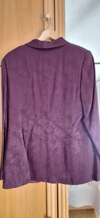 Traje de chaqueta top y falda morado