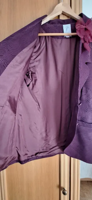 Traje de chaqueta top y falda morado