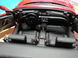 Ferrari 355 Spider Hotwheels 1/18 Rojo