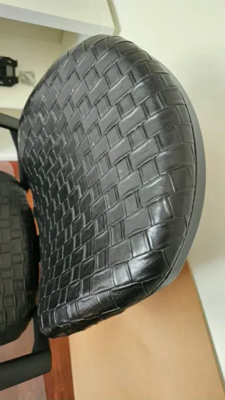 Silla de oficina negra con diseño tejido