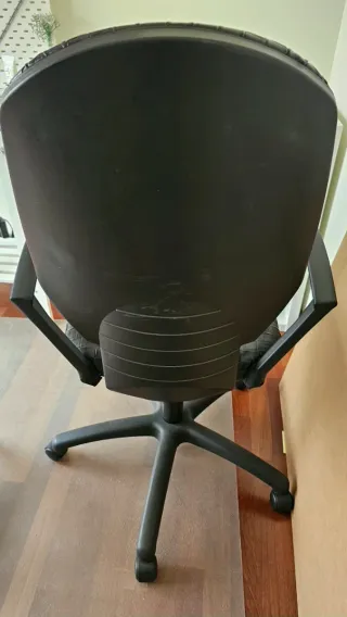 Silla de oficina negra con diseño tejido