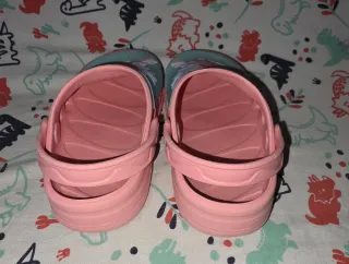 Zuecos rosas agua niña talla 22