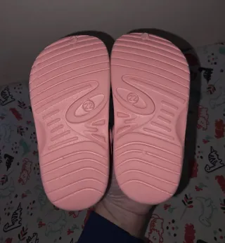 Zuecos rosas agua niña talla 22
