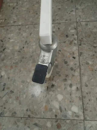 Estantería de hierro blanca con ruedas