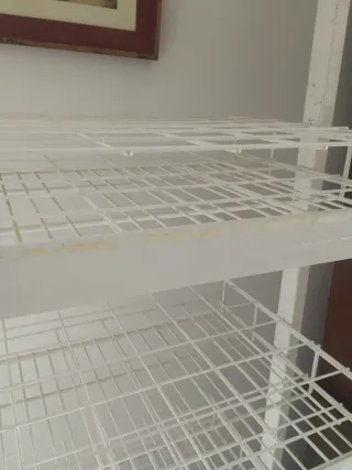 Estantería de hierro blanca con ruedas