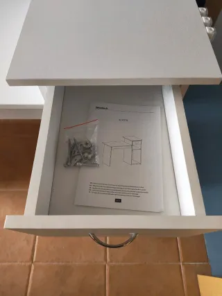 Mesa de escritorio blanca y madera
