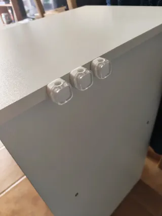 Mesa de escritorio blanca y madera