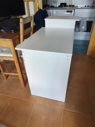 Mesa de escritorio blanca y madera