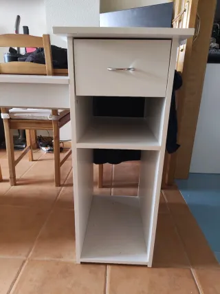 Mesa de escritorio blanca y madera