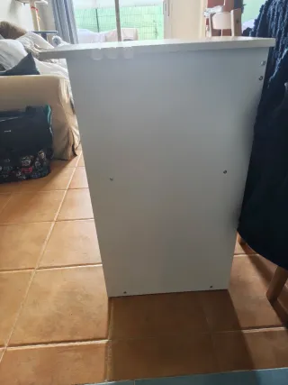 Mesa de escritorio blanca y madera