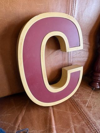 Letra C mayúscula de madera antigua