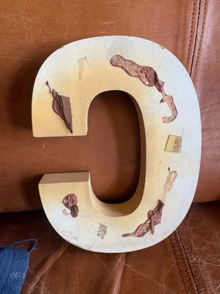 Letra C mayúscula de madera antigua