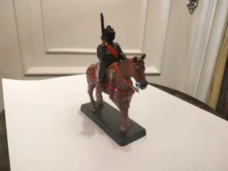 Soldado de plomo a caballo con escopeta