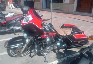 Harley Davidson classic Negra y Roja