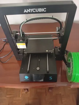 Impresora 3D Anycubic Negra con Filamento Verde