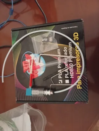 Impresora 3D Anycubic Negra con Filamento Verde