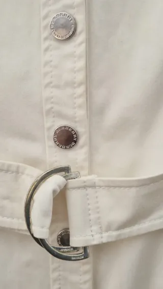 Vestido Burberry blanco estilo safari con cinturón