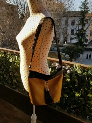 Bolso pequeño piel negro y mostaza