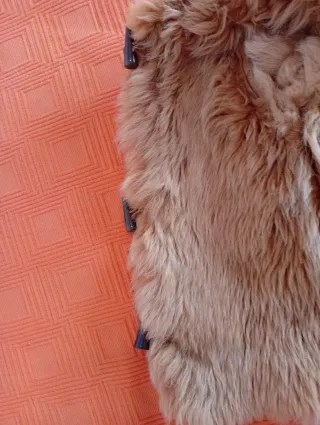 Abrigo UNICEF 12-18 meses,es de piel auténtica.