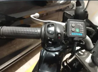 Moto Deportiva Negra con Baúl