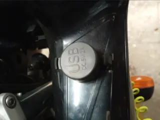 Moto Deportiva Negra con Baúl