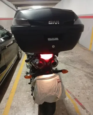 Moto Deportiva Negra con Baúl