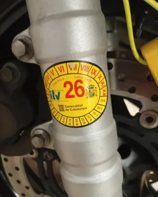 Moto Deportiva Negra con Baúl