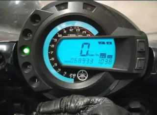 Moto Deportiva Negra con Baúl