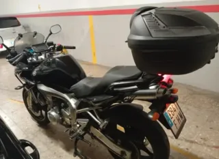 Moto Deportiva Negra con Baúl