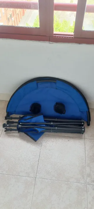 Mesa Camping Plegable Azul y Negra.